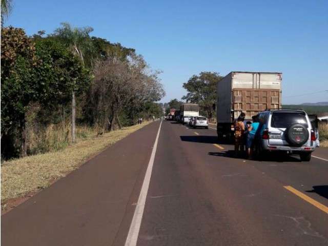 Espera em bloqueio sem-terra passa de 2h com congestionamento de 3 km