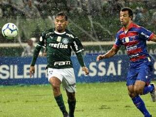 Disputa de bola durante primeira partida das equipes no Campeonato Brasileiro (Foto: Marcos Ribolli/Globo Esporte.com)