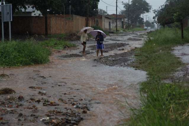 Cratera avan&ccedil;a em rua e causa transtornos a moradores do Lageado