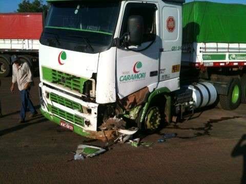 Acidente entre carreta e carro mata motorista na BR-163 em Rio Verde