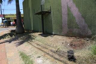 Detonação da granada deixou marcas no chão e próxima ao muro. (Foto: Gerson Walber)