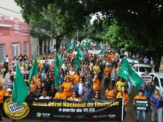Manifestantes tomaram as ruas de Campo Grande na manhã desta quarta-feira (Foto: André Bittar)