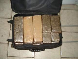Adolescente transportava 17 quilos de maconha em mala. (Foto: Divulgação/10º Batalhão da Polícia Militar)