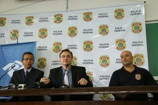 Da direita para a esquerda,  Henry Tamashiro  (Receita Federal), Cléo Mazzotti, (delegado da Polícia Federal) e Guilherme Farias (delegado da PF) (Foto: André Bittar) 