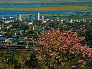 Vista aérea de Corumbá, onde beneficiários foram notificados pela Agehab. (Foto: Divulgação/Agehab)