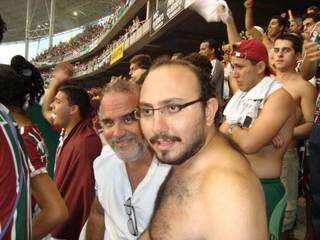 Ricardo e o filho em uma partida do Fluminense.
(Foto: Arquivo Pessoal)