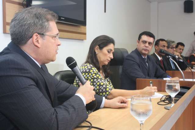 Dorsa joga culpa na fam&iacute;lia Siufi por desativa&ccedil;&atilde;o da radioterapia do HU