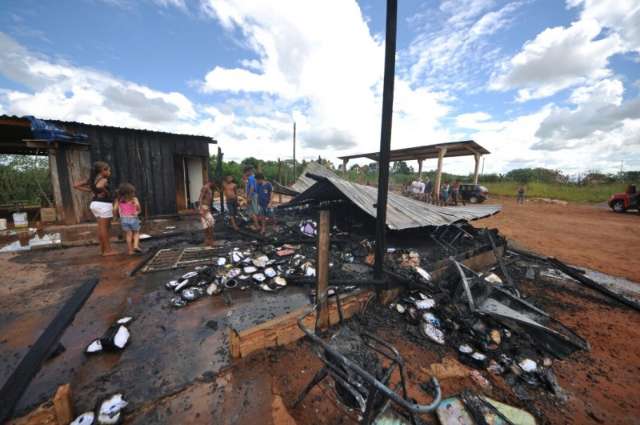 Creche improvisada na Cidade de Deus pega fogo e salas s&atilde;o destru&iacute;das 