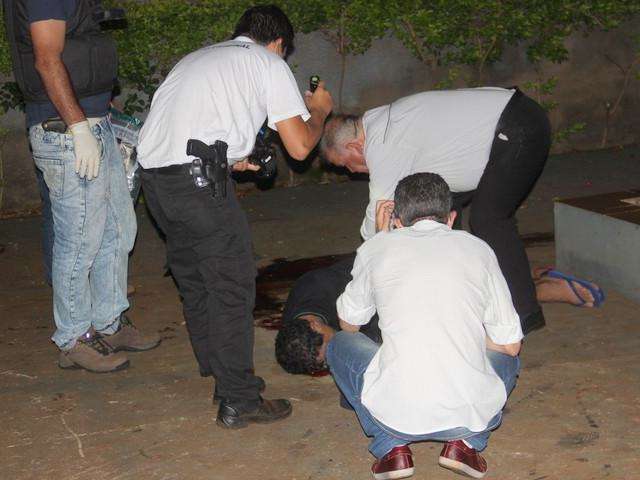 Homem assassinado &eacute; identificado; mulher que estava com ele tamb&eacute;m morreu
