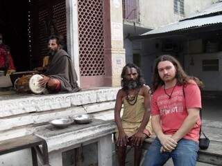 Iggy e dois indianos, que estavam em um ritual religioso. As várias influências culturais do país tem na religião sua base cultural. 