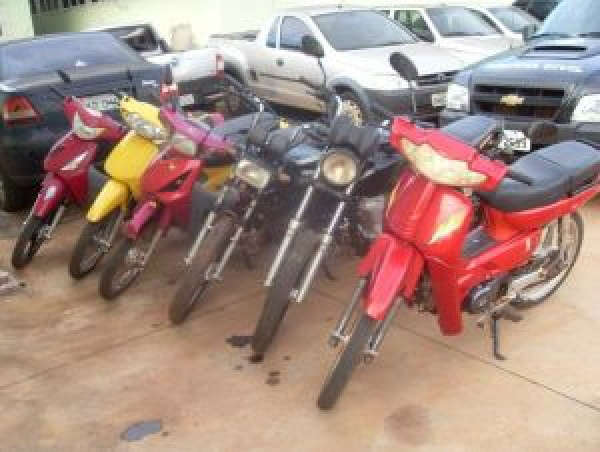  Quadrilha de adolescentes &eacute; apreendida por furtar motos do p&aacute;tio do Detran