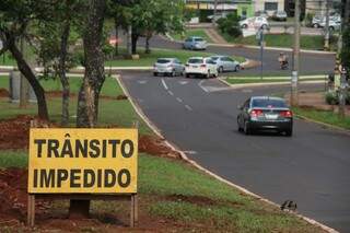 Trânsito nesta manhã em rotatória da Avenida Mato Grosso com a Avenida Neli Martins. (Foto: Marcos Ermínio) 