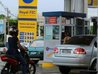 Movimento em posto de combustíveis com gasolina a R$ 3,99 na Capital (Foto: André Bittar)