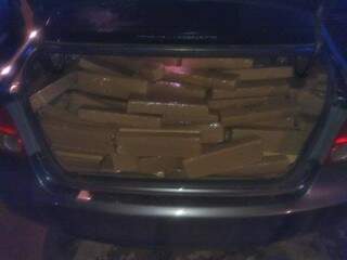 O porta-malas do carro estava repleto de tabletes de maconha. (Foto: Divulgação/DOF)