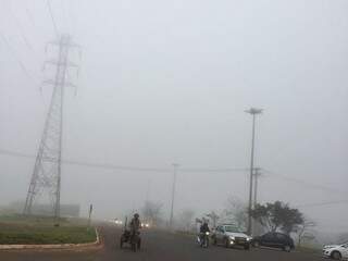 Na região do Parque dos Poderes, neblina prejudicou a visão dos condutores. (Foto:Direto das Ruas)