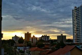 Manhã parcialmente nublada em Campo Grande nesta segunda-feira (13). (Foto: André Bittar)
