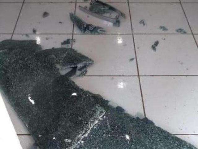 Ladr&otilde;es quebram vidros, cadeados e grade para invadir loja no Centro