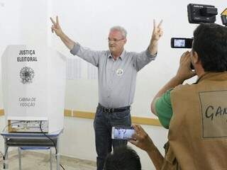 Geraldo votou antes das 9h em uma escola na área central de Dourados. (Foto: Helio de Freitas)