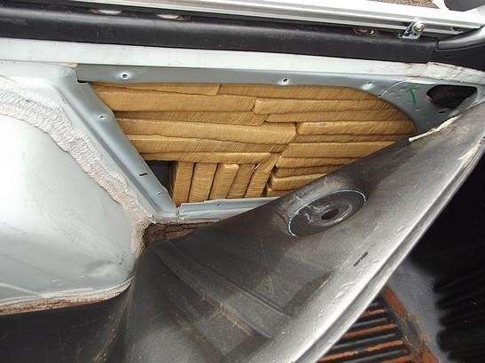 Picape furtada &eacute; abandonada com 750 kg de maconha e haxixe na MS-156