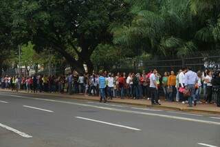 A fila que se formou dava voltas em torno da Praça Ary Coelho. (Foto: Marcos Ermínio)