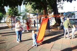 Parque de diversão da praça sobre reclamações dos pais que frequentam o local (Foto: Marcos Ermínio)