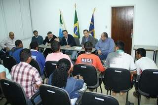 Durante reunião, secretário se comprometeu em cobrar da Justiça esclarecimentos do fechamento. (Foto: Casimiro Silva/PMCG) 