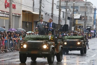 Governador em carro do Exército. (Foto: Marcelo Victor)