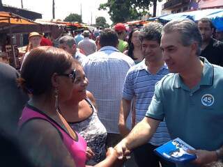Reinaldo Azambuja garante que manter a proximidade com os eleitores em visitas e caminhadas. (Foto: Divulgação)