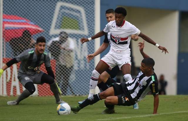S&atilde;o Paulo vence Figueirense com p&ecirc;nalti pol&ecirc;mico e avan&ccedil;a na Copinha