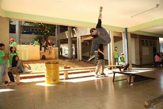 Apresentação de manobras de skate foram um diferencial nas atividades do Dia do Estudante. (Foto:Fernando Antunes) 