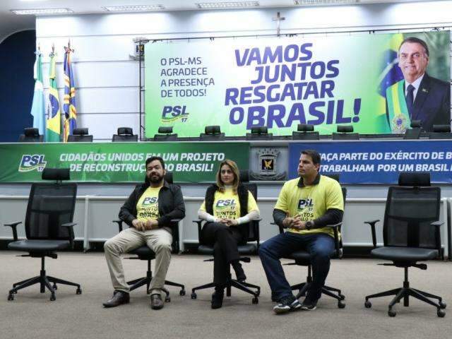 Trio minimiza aus&ecirc;ncia de deputados em ato do PSL: &ldquo;cadeiras est&atilde;o aqui&rdquo;