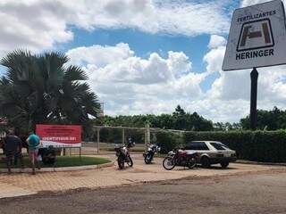 Na semana passada, funcionários da Heringer fizeram protesto na entrada da fábrica (Foto: Helio de Freitas)