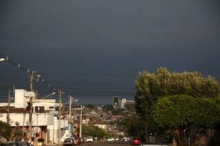 Nuvens negras no céu de Campo Grande. (Foto: Marcos Ermínio)