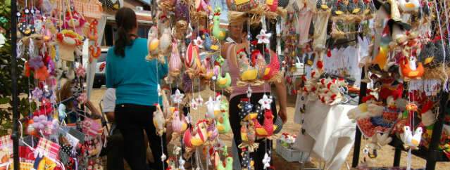 Na praça do São Bento, artesãs encontram lugar charmoso para vender - Diversão - Campo Grande News