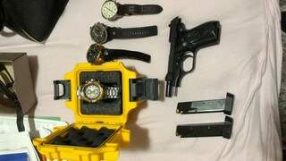 Relógios importados e pistola apreendidos na casa de um dos investigados (Foto: Divulgação)