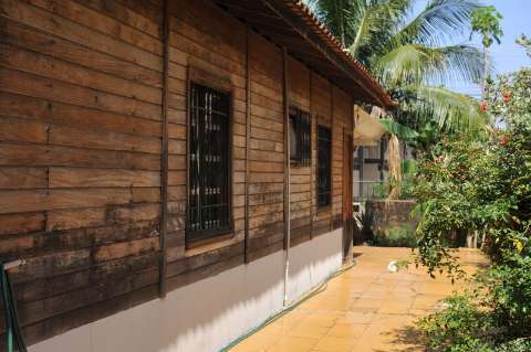Casa de madeira mant&eacute;m as lembran&ccedil;as de 92 anos de dona Nazira na 14 de Julho