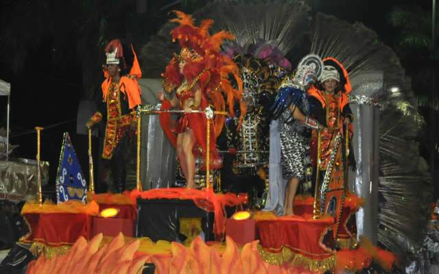  Primeiro dia de desfile de Corumb&aacute; d&aacute; aula de Carnaval e deixa expectativas