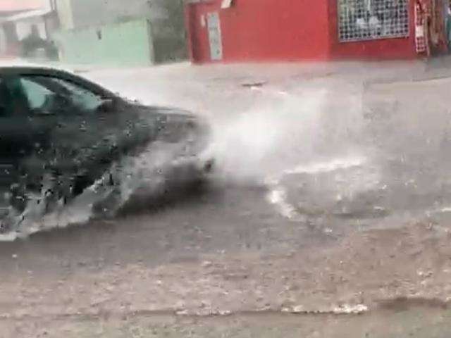 Com rodos, comerciantes da Jos&eacute; Nogueira Vieira tentam evitar que &aacute;gua entre