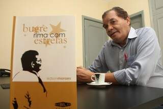 Jornalista lança seus primeiro livro aos 63 anos (Foto: Marcos Ermínio)