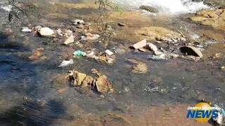 Excesso de lixo no Rio Anhanduí dificulta buscas por corpo de menino