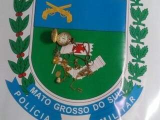 Joias roubadas de residência foram encontradas em sacola. (Foto: Divulgação/Polícia Militar)