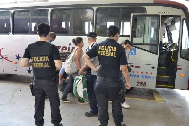 Durante a&ccedil;&atilde;o, PF apreende cigarros e barra imigra&ccedil;&atilde;o ilegal de estrangeiros  