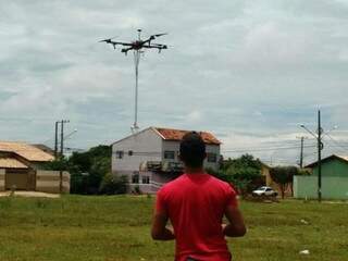 Estudante David Robledo, testando seu drone (Foto: Arquivo Pessoal)
