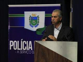 Governador do Estado, Reinaldo Azambuja, durante discurso em evento da Polícia Militar. (Foto: Marina Pacheco/Arquivo).