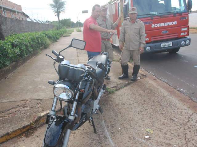  Colis&atilde;o entre carreta e moto deixa 2 feridos e tumultua tr&acirc;nsito
