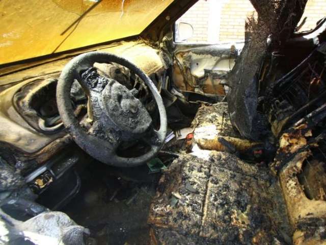Carro pega fogo e &eacute; abandonado por motorista no meio de avenida