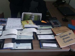 Documentos e cheques apreendidos em escritório em Pedro Juan Caballero (Foto: Senad)