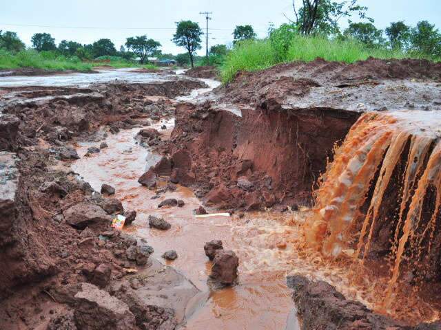  Chuva derruba poste e abre cratera na regi&atilde;o do Maria Aparecida Pedrossian