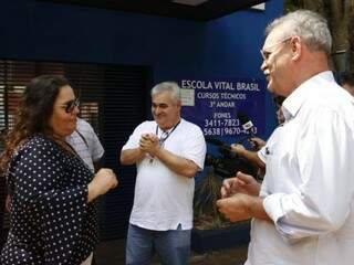Juíza Daniela Tardin conversando com o candidato a reeleição Geraldo Resende (PSDB). (Foto: Helio de Freitas) 