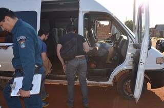 Peritos observam van onde motorista foi executado nesta quarta-feira em Dourados (Foto: Sidney Bronka/94 FM)